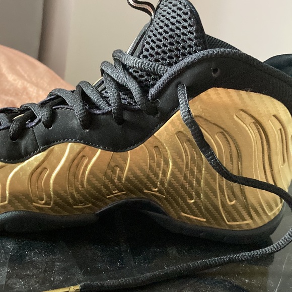 Gold and black Nike sneakers, easy to maintain and comfortable. - Picture 4 of 4